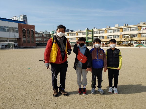 ▶ 박두석 재경상주시향우회 명예회장(좌측)이 학교 방역봉사 활동을 하고 있다. 