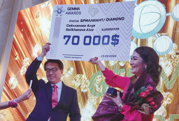 ▶ 카자흐스탄에서 300여명이 모여 세미나를 개최했다. 다이아몬드 직급자가 탄생해 주목받았다. 