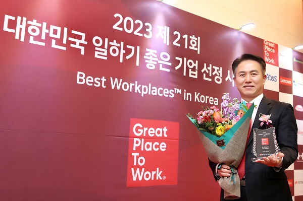 ▶ 매나테크코리아 노재홍 대표이사가 ‘한국에서 가장 존경받는 CEO’로 선정되어 기념 사진을 촬영하고 있다.