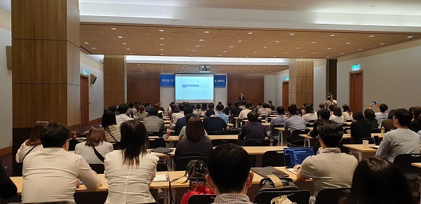 ▶ 한국직접판매산업협회는 지난 25일, 삼성동 코엑스 컨퍼런스룸 318호에서 '화장품·건기식 온라인 부정유통 방지 시스템 구축 사례 공유 세미나'를 100여명이 참석한 가운데 개최했다.