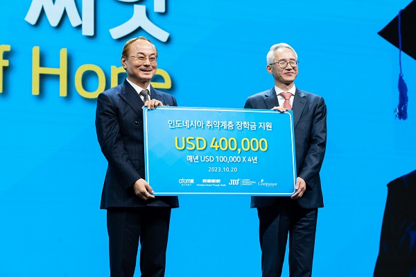 ▶ 박한길 애터미 회장(좌측), 이용규 선교사(JIU 설립자)(우측)