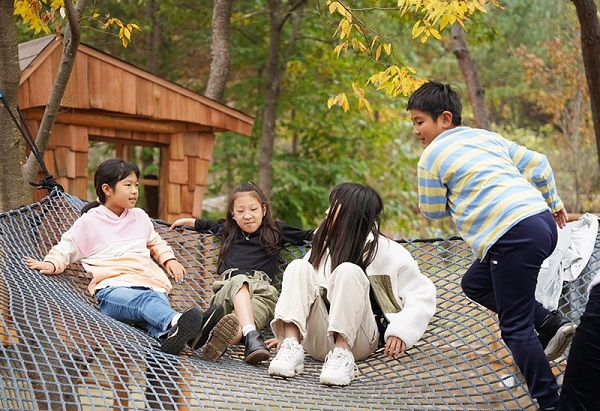 ▶ '뉴스킨 희망의 숲 놀이터’에서 행복한 아이들의 모습