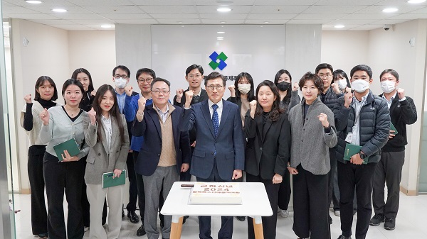 ▶ 한국특수판매공제조합은 지난 2일 조합 로비에서 시무식을 갖고 2024년 갑진년(甲辰年) 새해 업무를 시작했다.