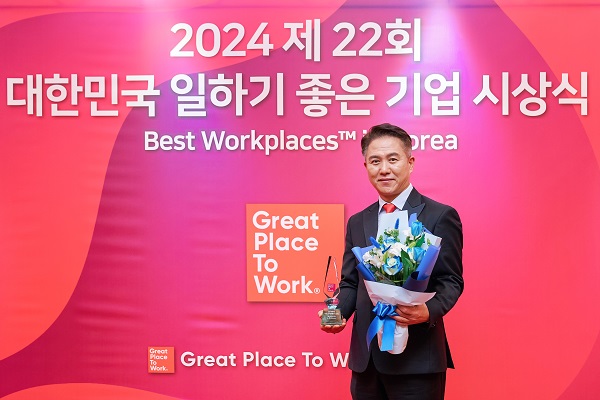 ▶ 매나테크코리아 노재홍 대표이사가 2년 연속 ‘한국에서 가장 존경받는 CEO’ 수상을 기념하며 사진 촬영을 하고 있다. 