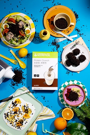 ▶ 한국허벌라이프가 단백질을 새롭게 즐길 수 있는 토핑 제품 ‘프로틴 크런치’를 출시했다.